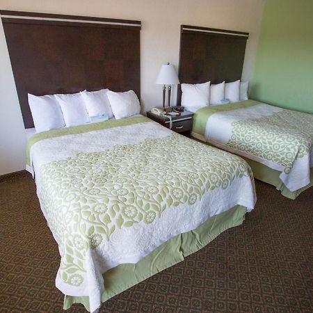 Days Inn By Wyndham Oceanside Exterior foto