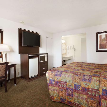 Days Inn By Wyndham Oceanside Exterior foto