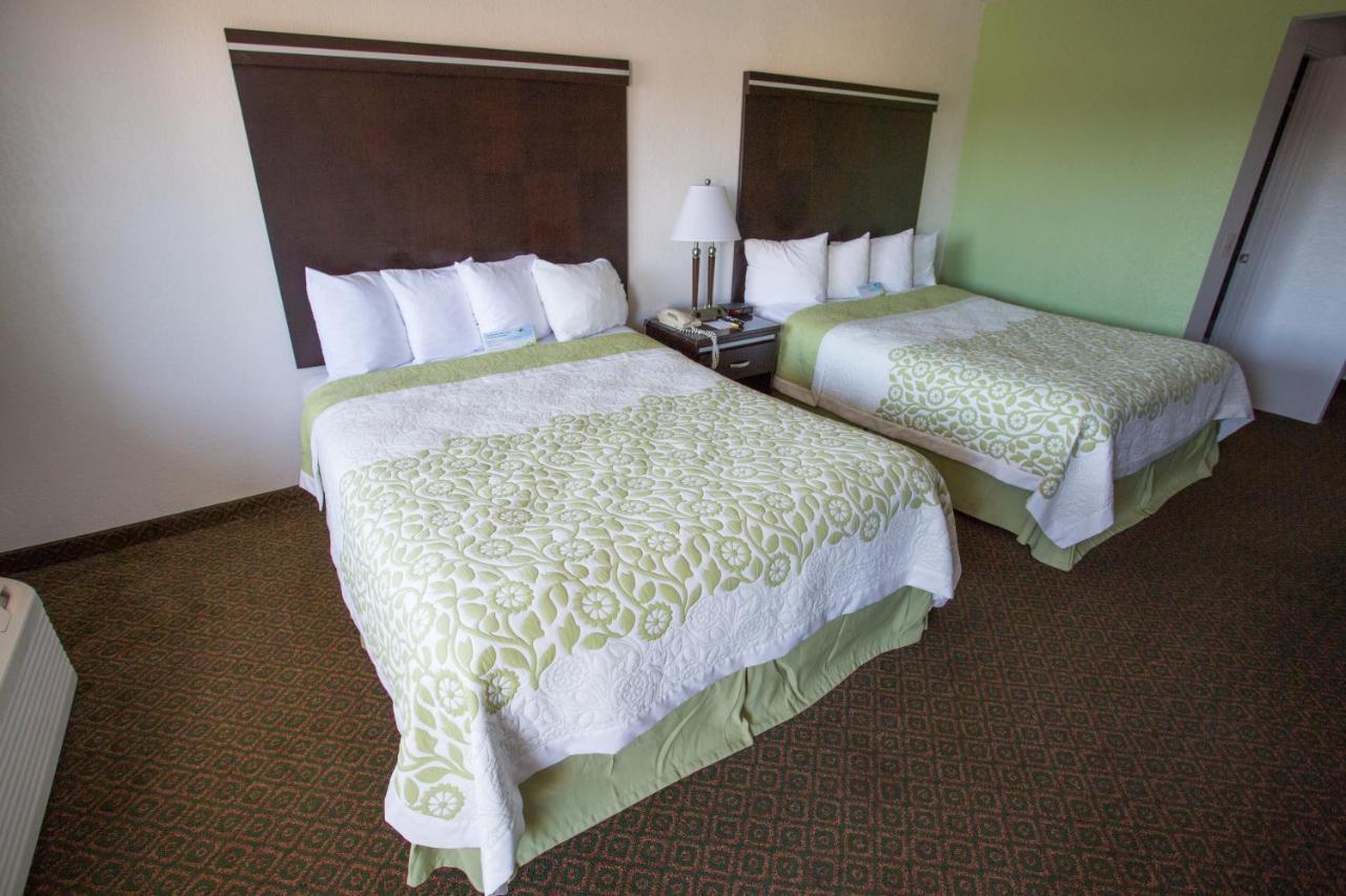 Days Inn By Wyndham Oceanside Exterior foto