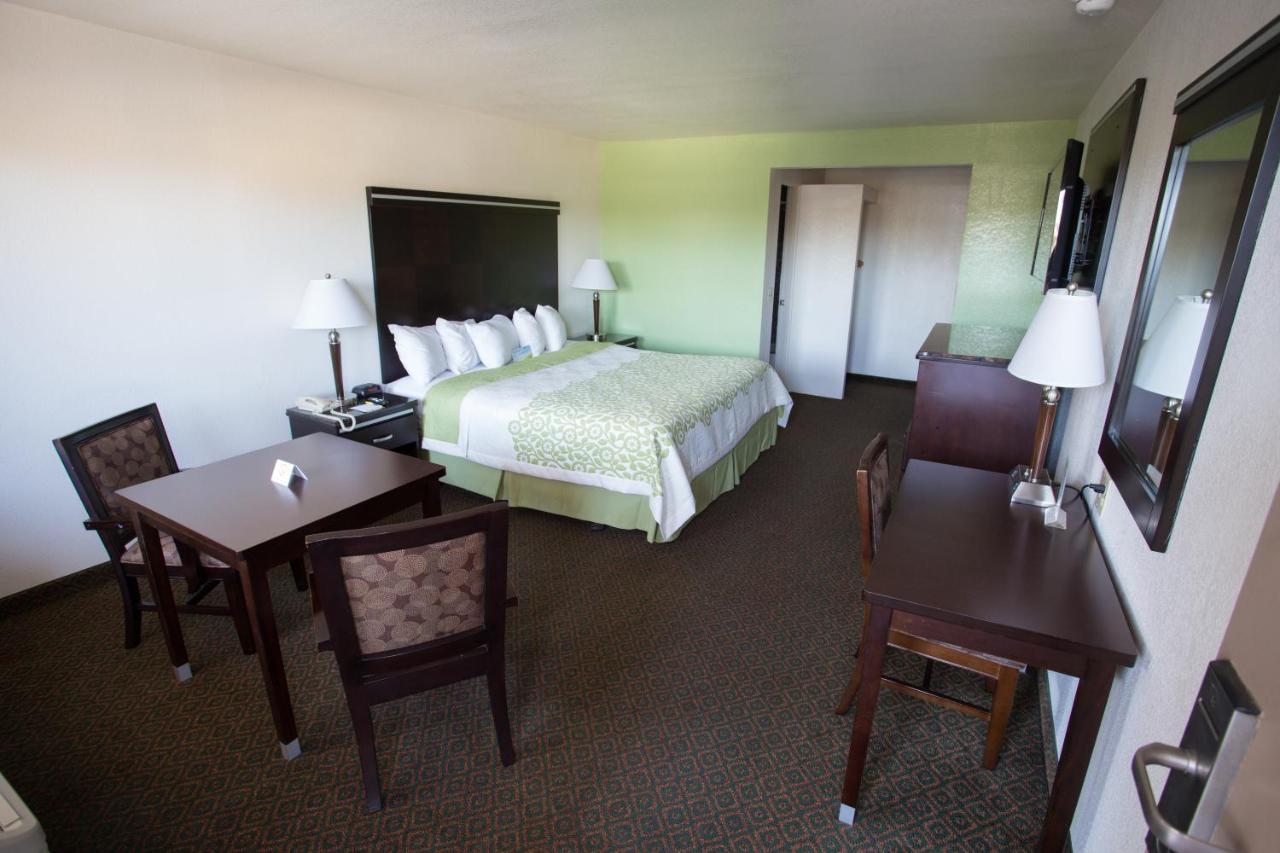 Days Inn By Wyndham Oceanside Exterior foto