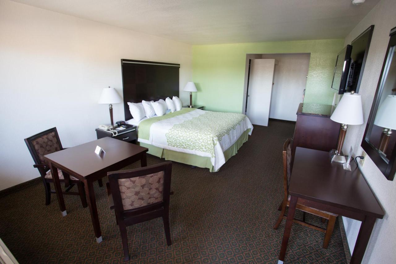 Days Inn By Wyndham Oceanside Exterior foto