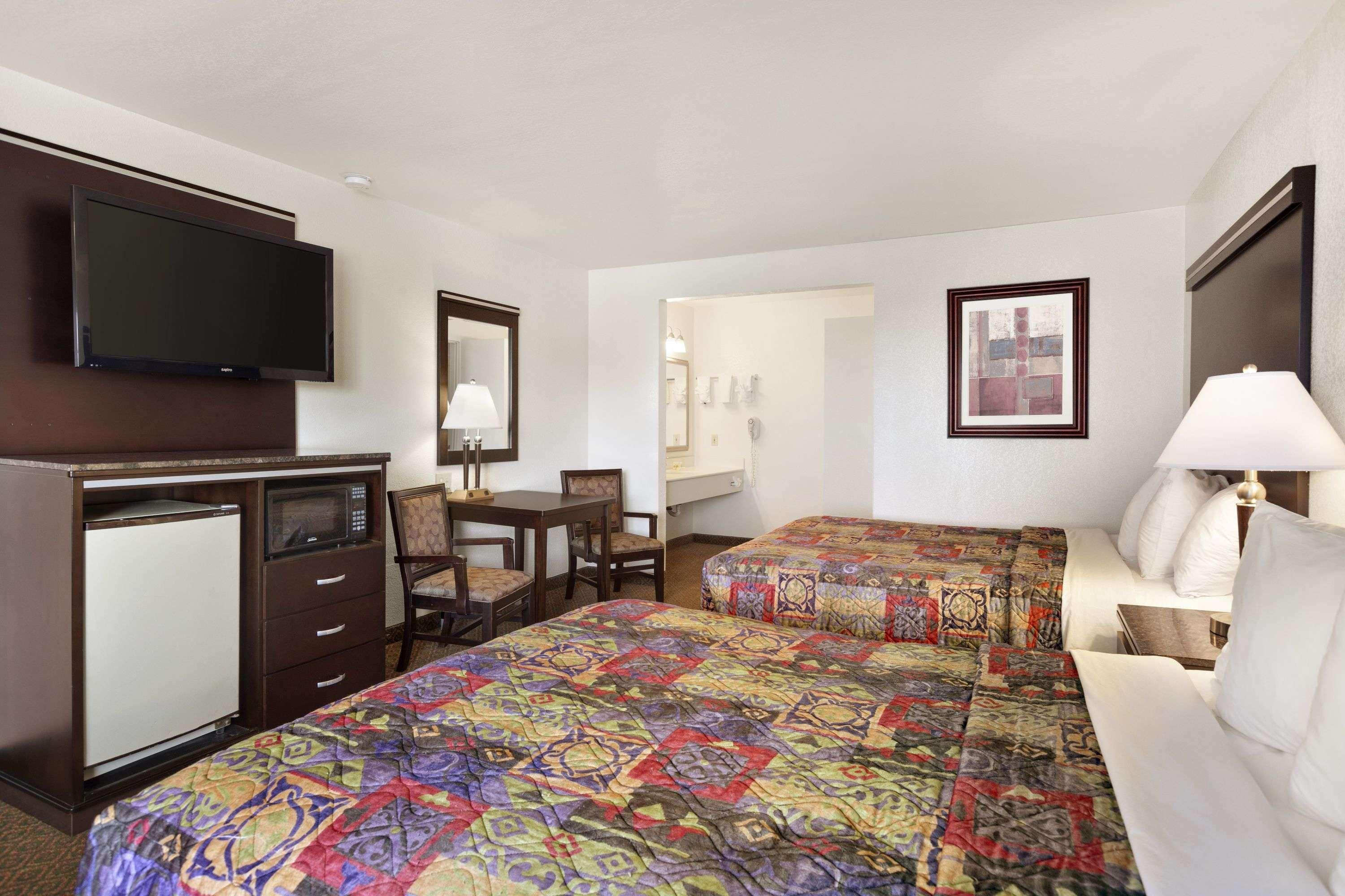 Days Inn By Wyndham Oceanside Exterior foto