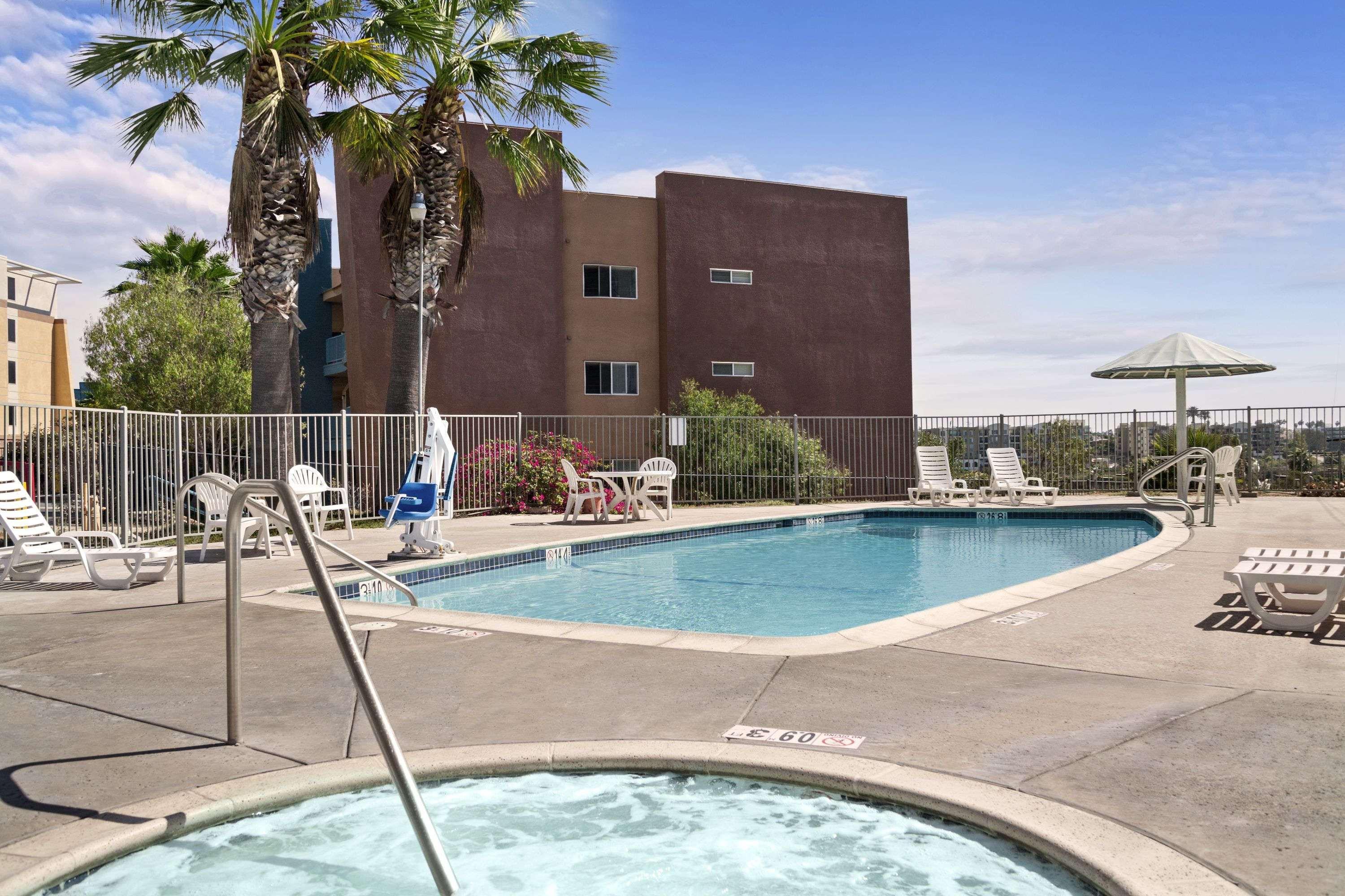 Days Inn By Wyndham Oceanside Exterior foto