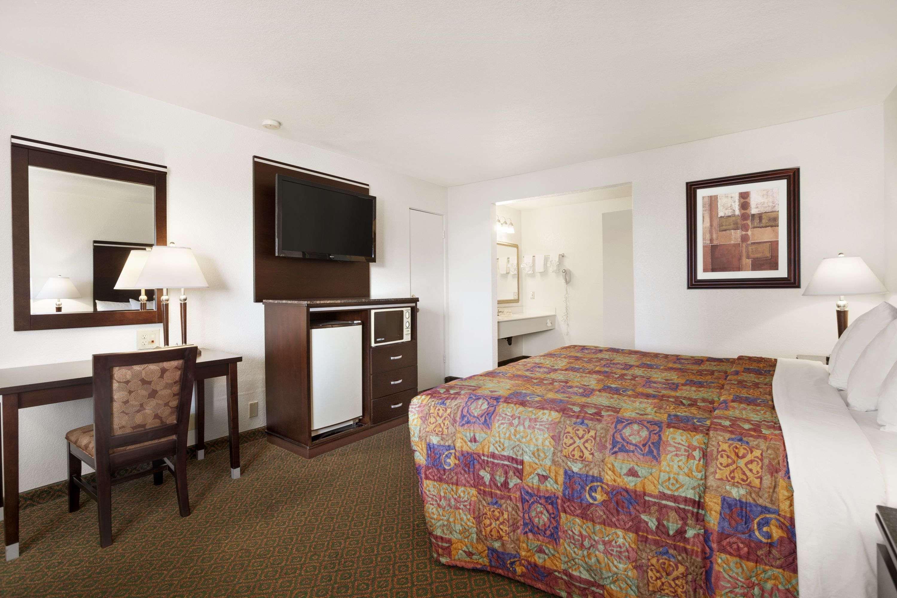 Days Inn By Wyndham Oceanside Exterior foto