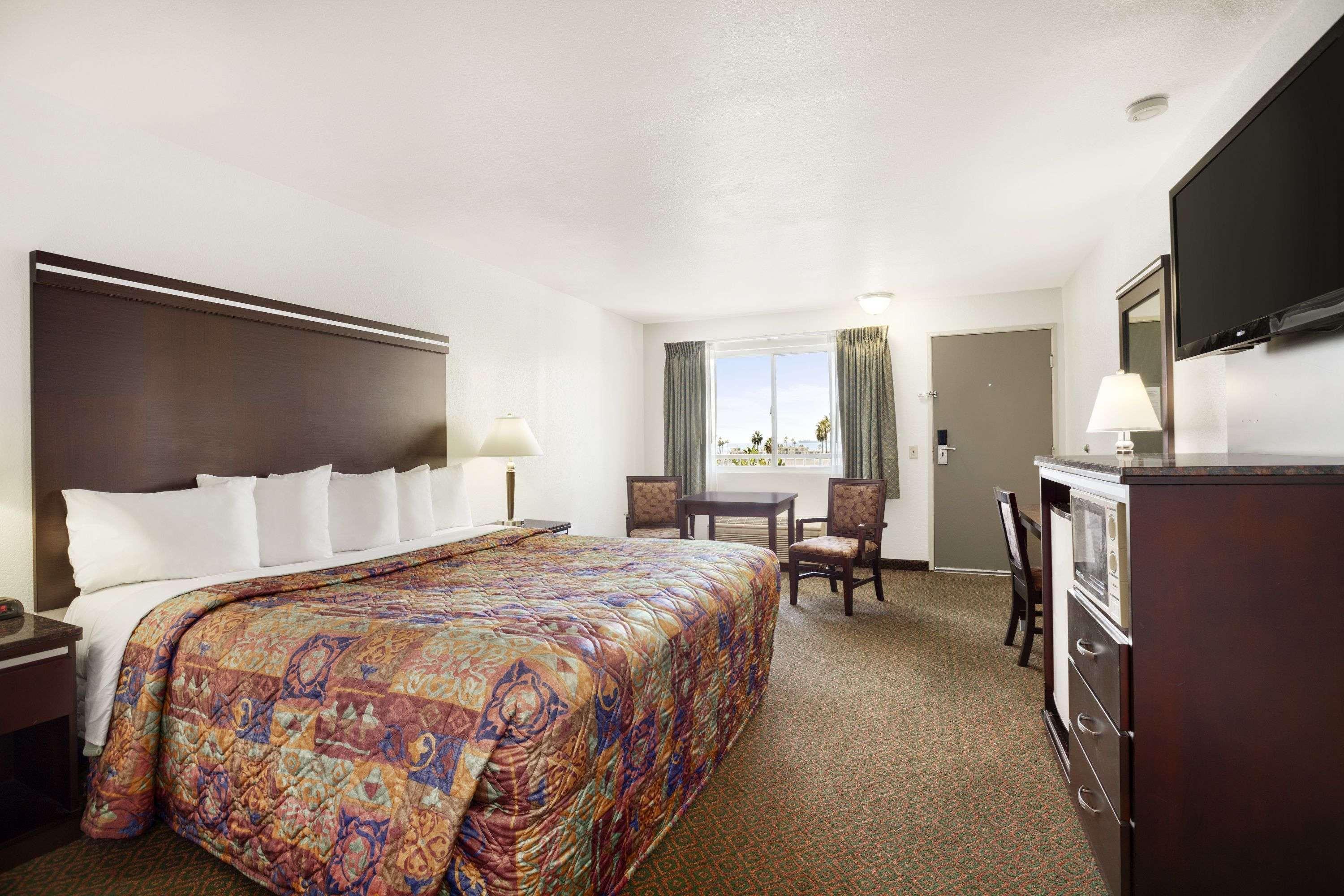 Days Inn By Wyndham Oceanside Exterior foto