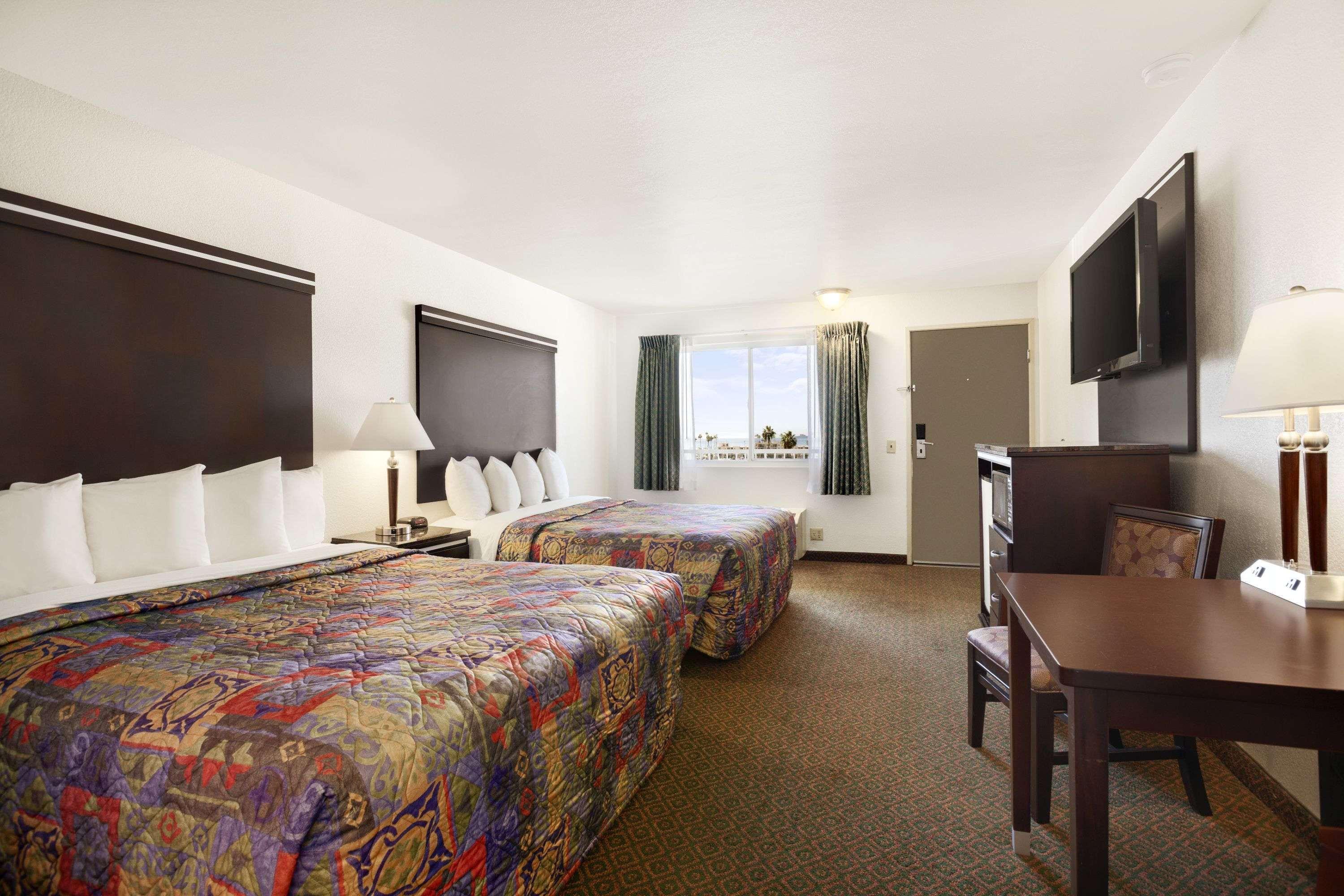 Days Inn By Wyndham Oceanside Exterior foto