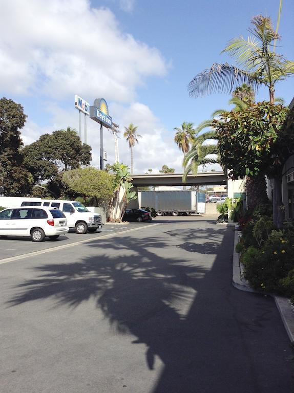 Days Inn By Wyndham Oceanside Exterior foto