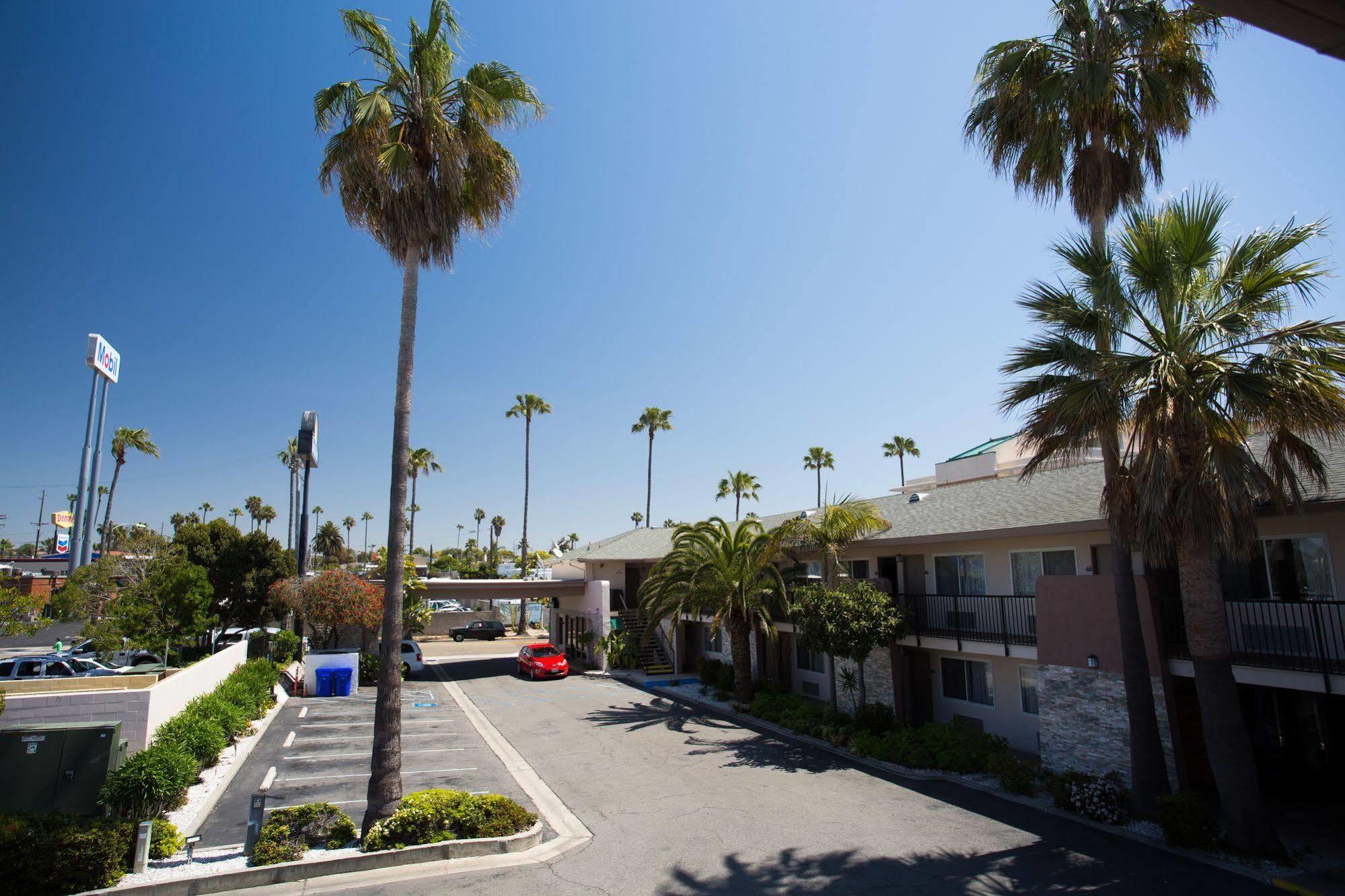Days Inn By Wyndham Oceanside Exterior foto