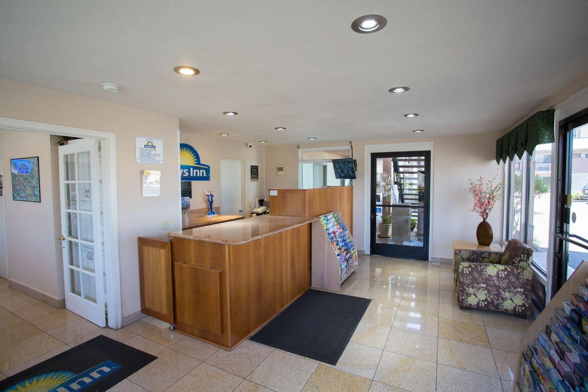 Days Inn By Wyndham Oceanside Exterior foto
