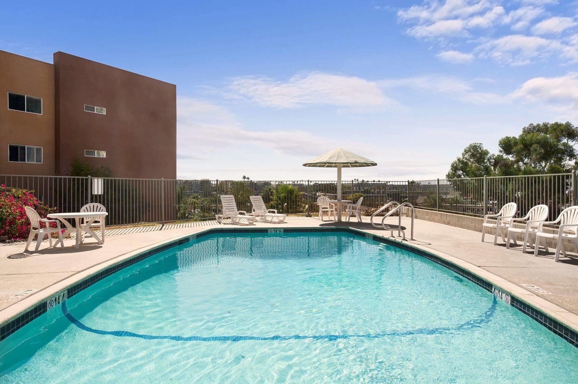 Days Inn By Wyndham Oceanside Exterior foto